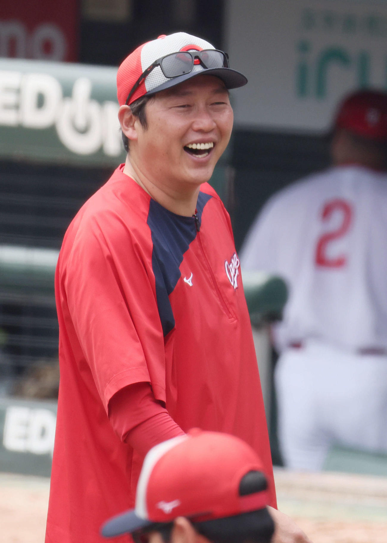 全体練習で選手と笑顔で接する広島新井監督（撮影・加藤孝規）