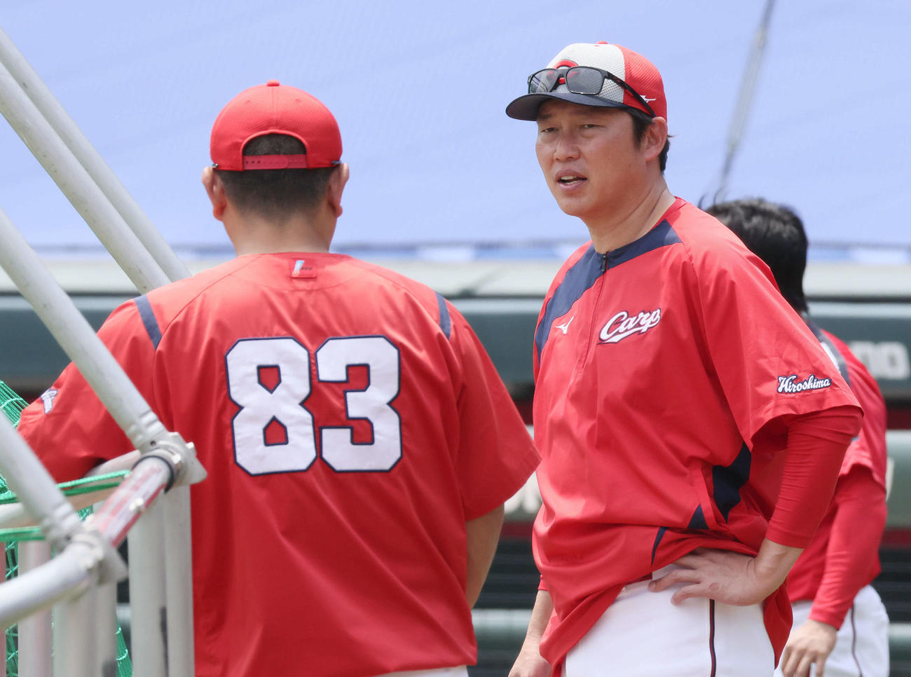 全体練習で朝山打撃コーチ（左）と話し合う広島新井監督（撮影・加藤孝規）