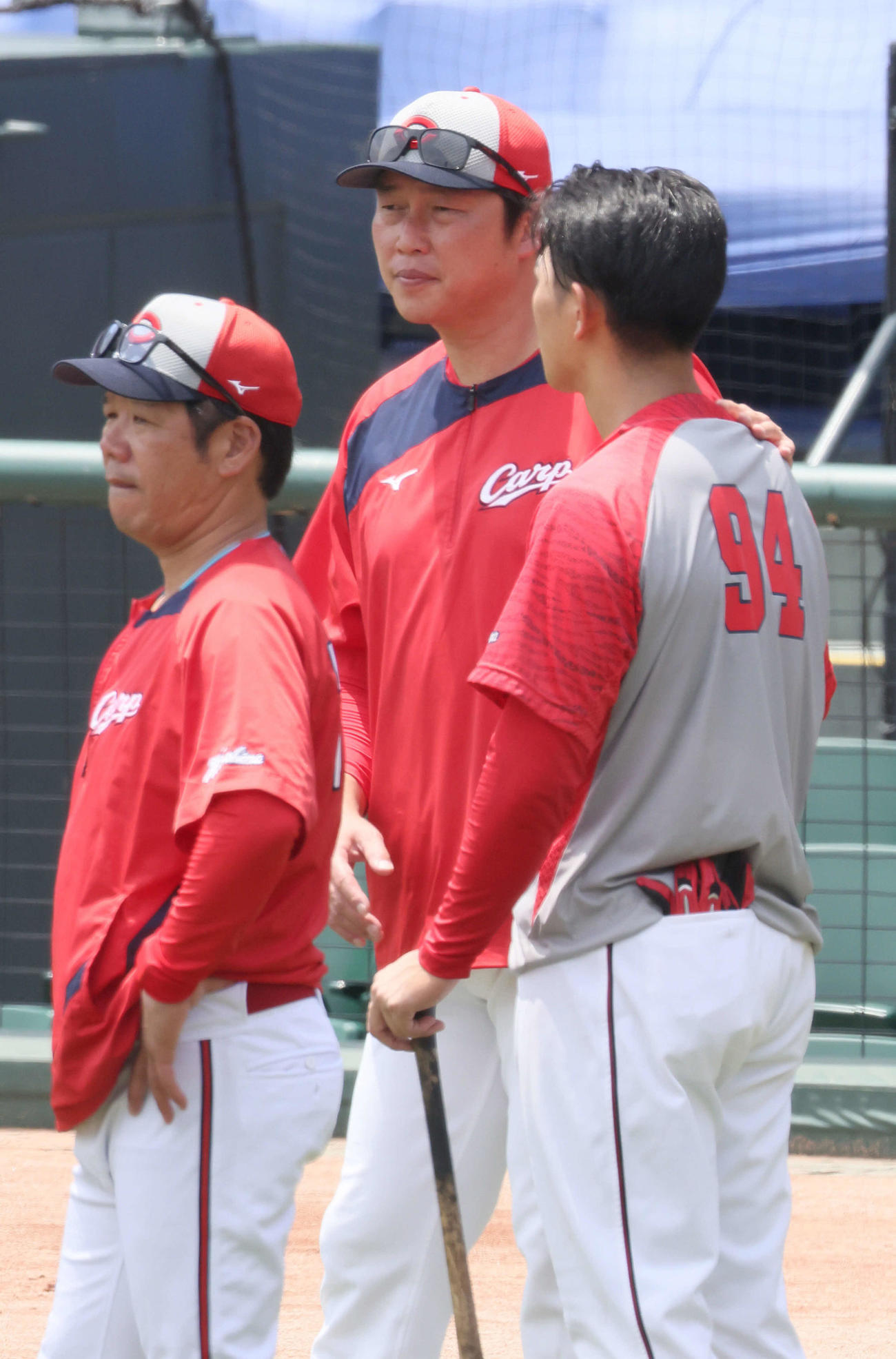 全体練習で佐藤（右）と話し合う広島新井監督。左は藤井ヘッドコーチ（撮影・加藤孝規）