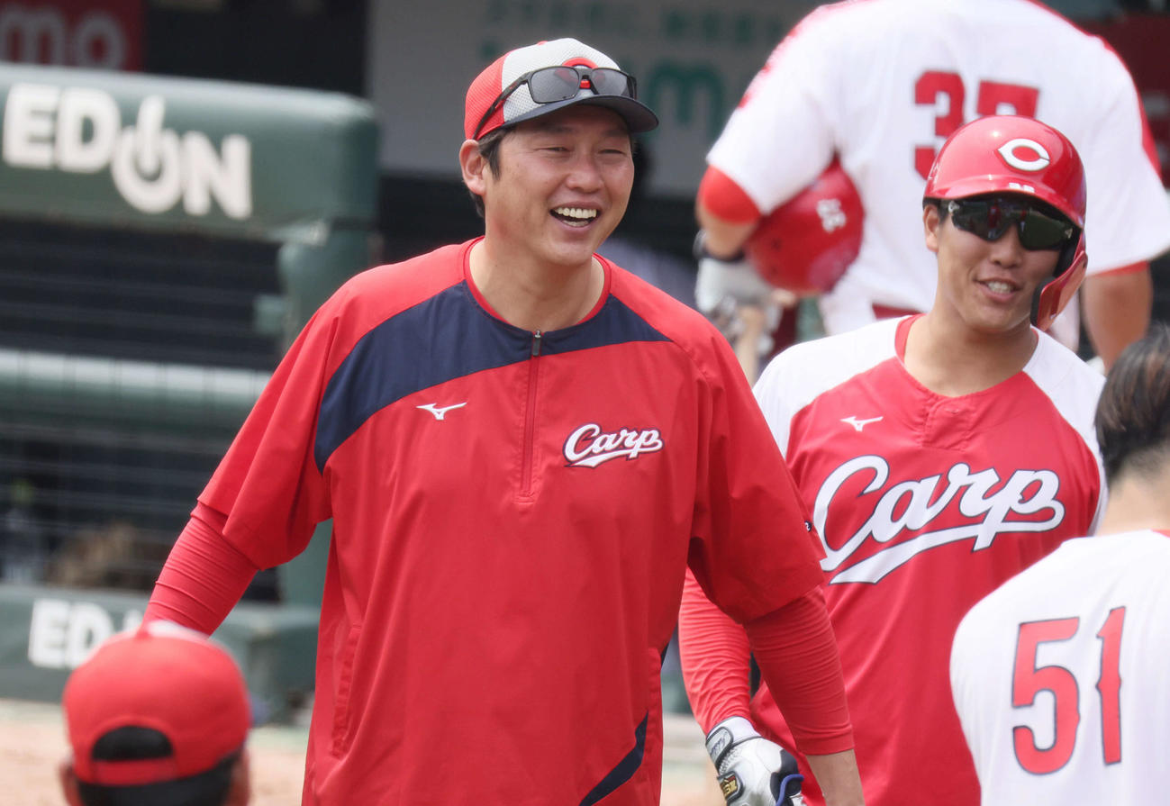 全体練習で選手と笑顔で接する広島新井監督（撮影・加藤孝規）