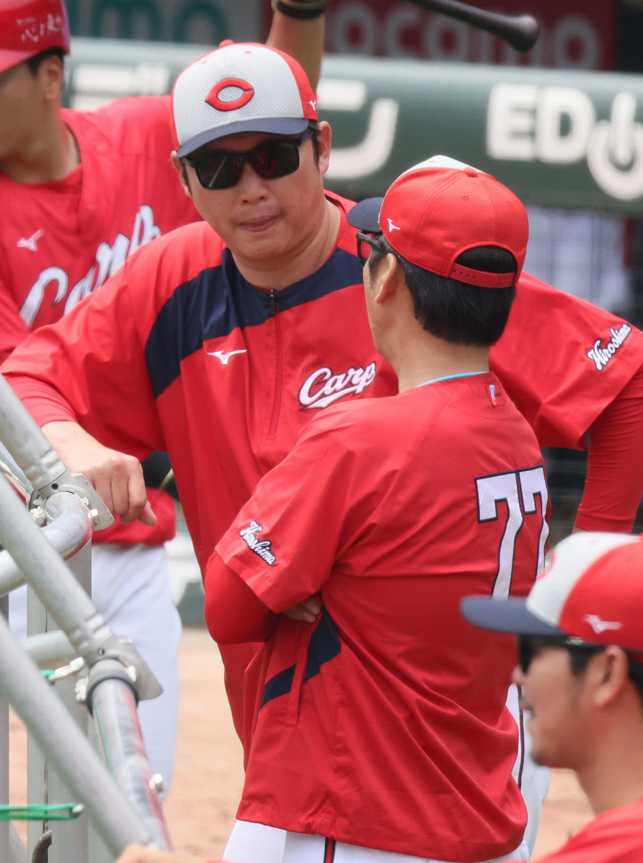 全体練習で藤井ヘッドコーチ（手前）と話し合う広島新井監督（撮影・加藤孝規）