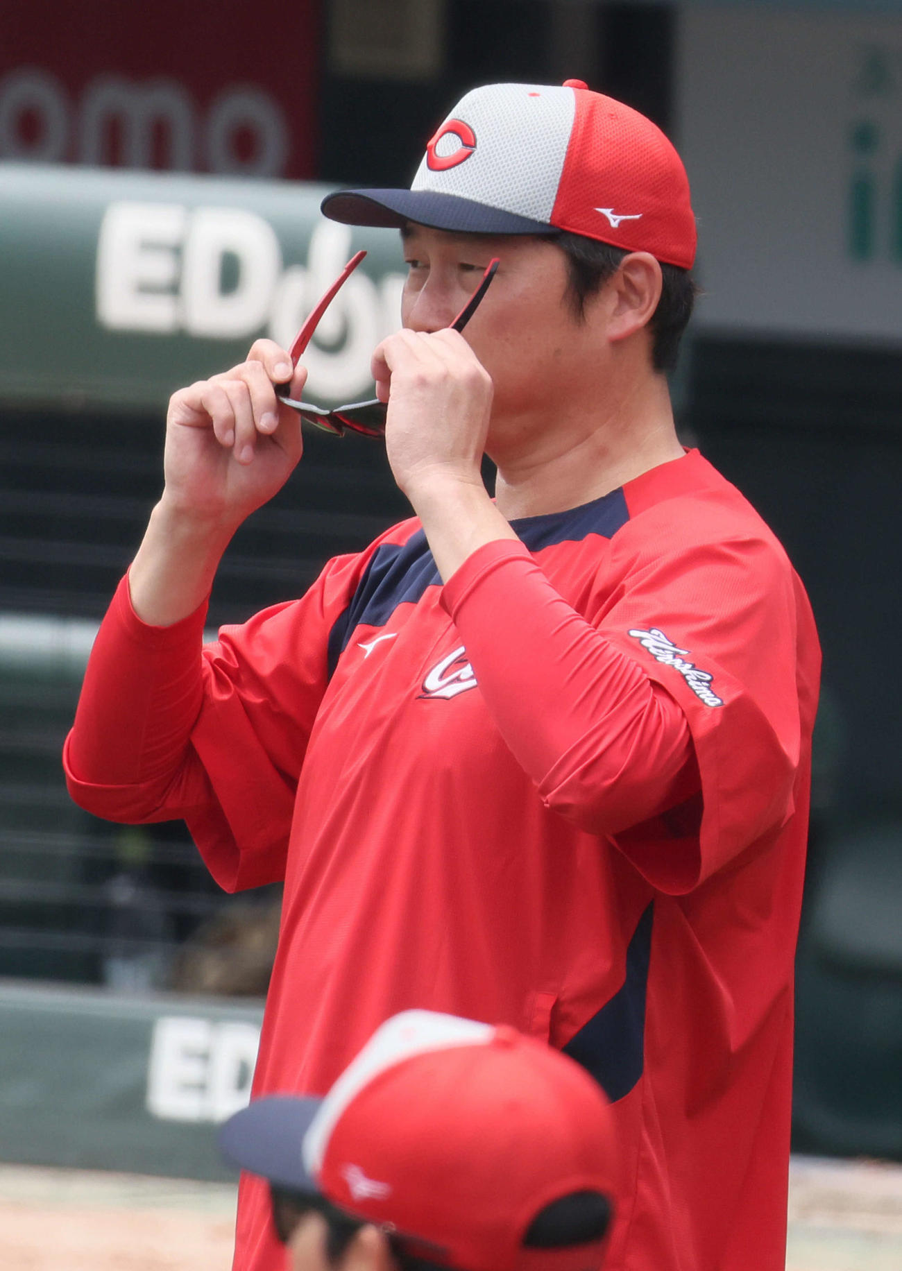 全体練習　サングラスをかける広島新井監督（撮影・加藤孝規）