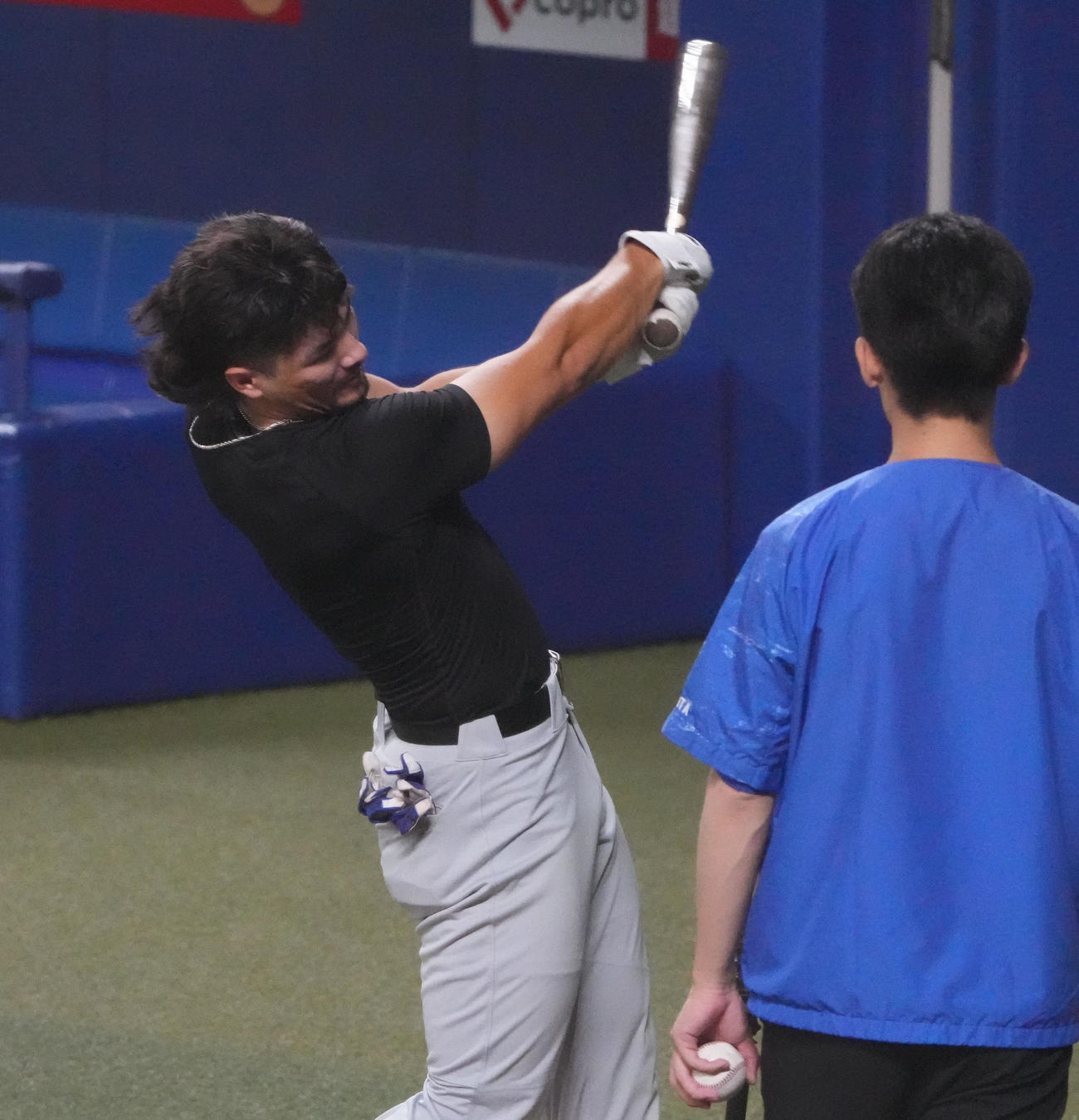 右打ちでティー打撃練習をするタイラー・ウィルソン（撮影・森本幸一）