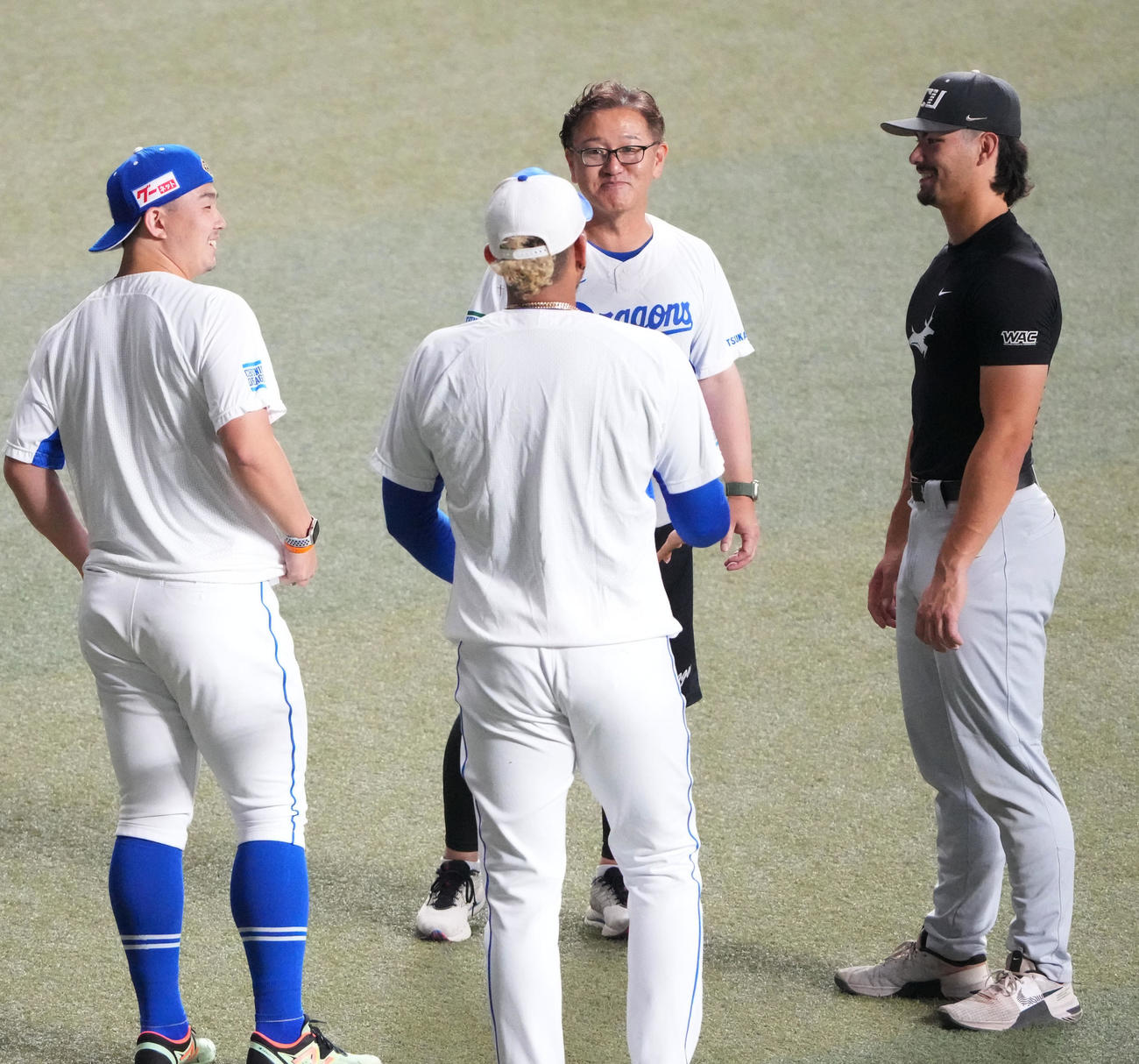 小笠原、メヒアらと言葉を交わすタイラー・ウィルソン（右）（撮影・森本幸一）