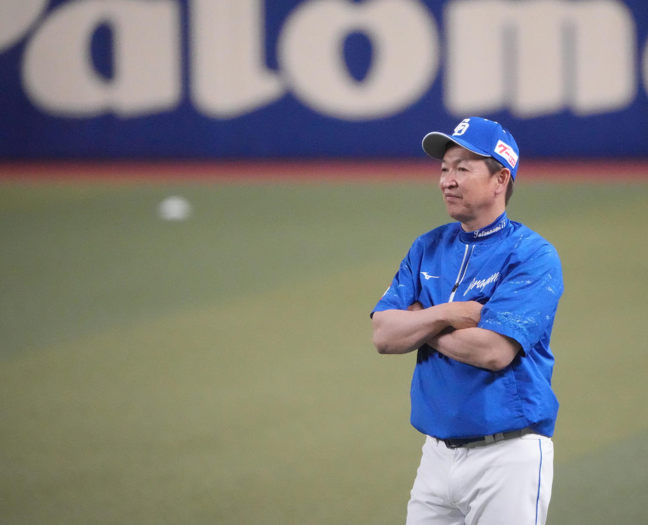 練習を見つめる立浪監督（撮影・森本幸一）