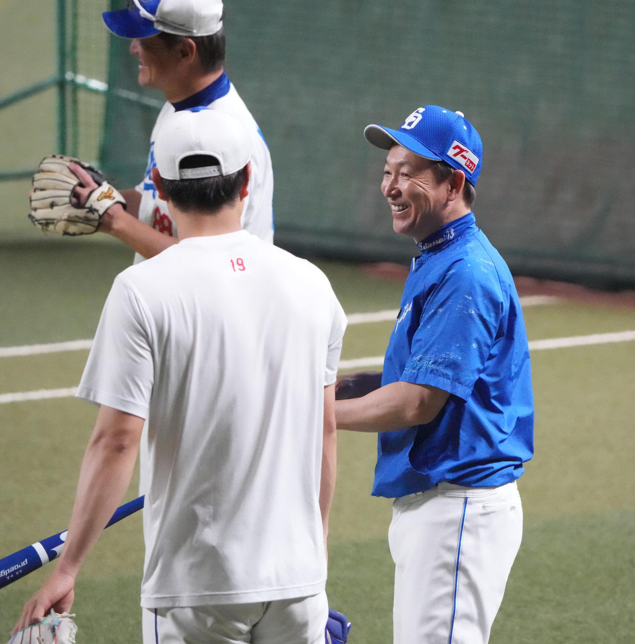 高橋宏と言葉を交わす立浪監督（右）（撮影・森本幸一）
