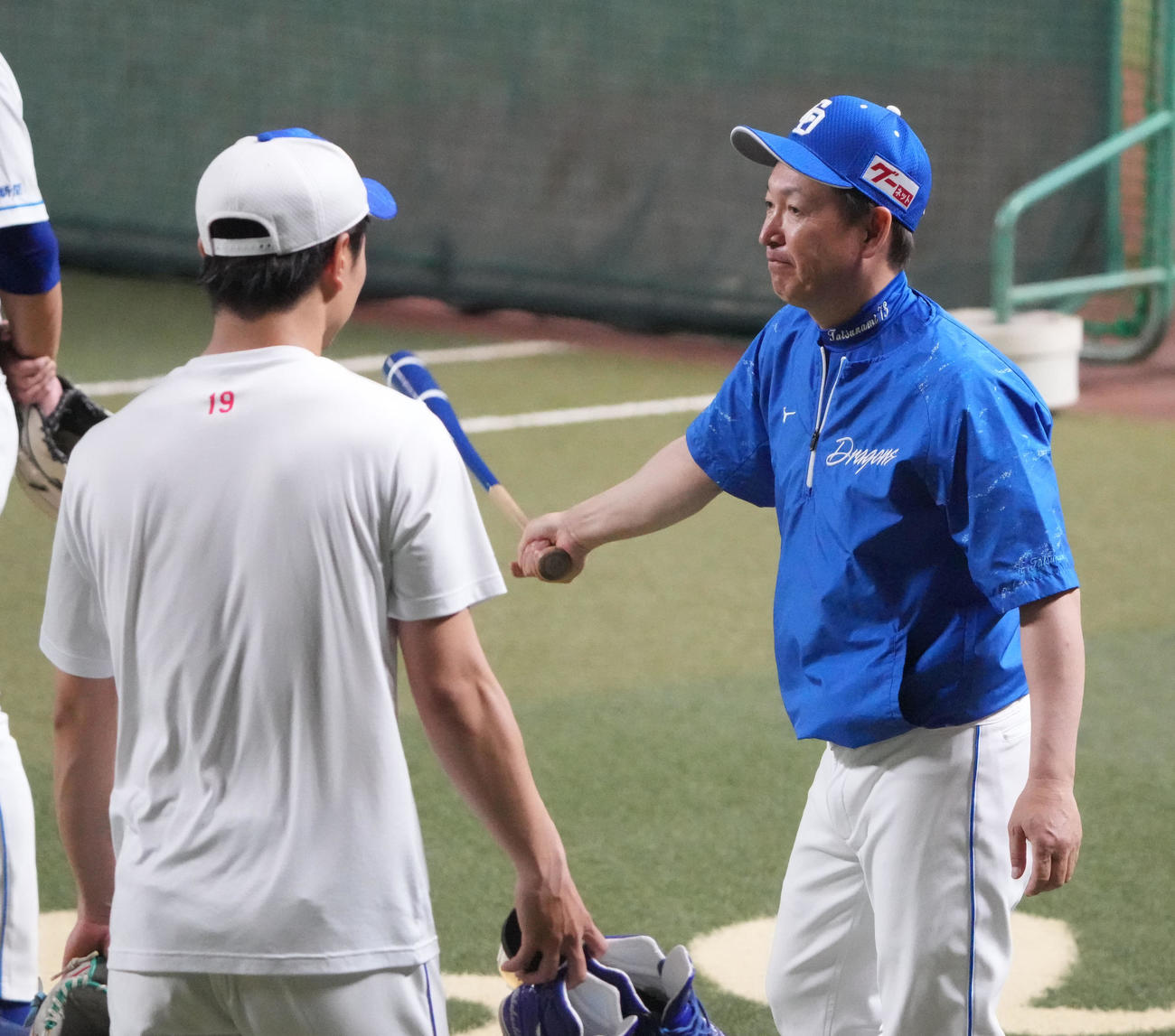 高橋宏と言葉を交わす立浪監督（右）（撮影・森本幸一）