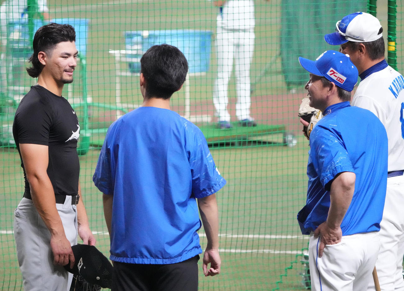 立浪監督と言葉を交わすタイラー・ウィルソン（左）（撮影・森本幸一）