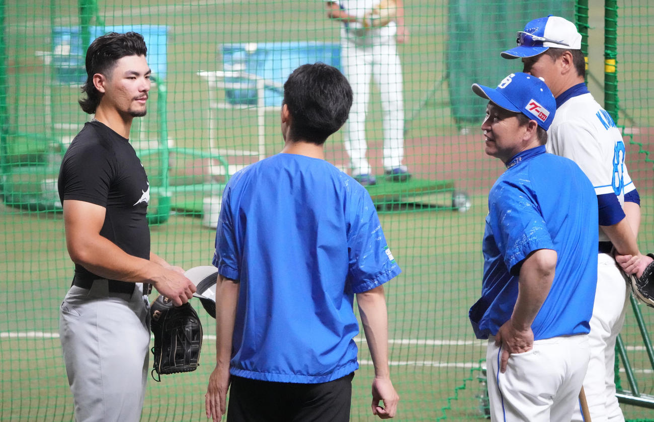 中日立浪監督（右）と言葉を交わすタイラー・ウィルソン（撮影・森本幸一）