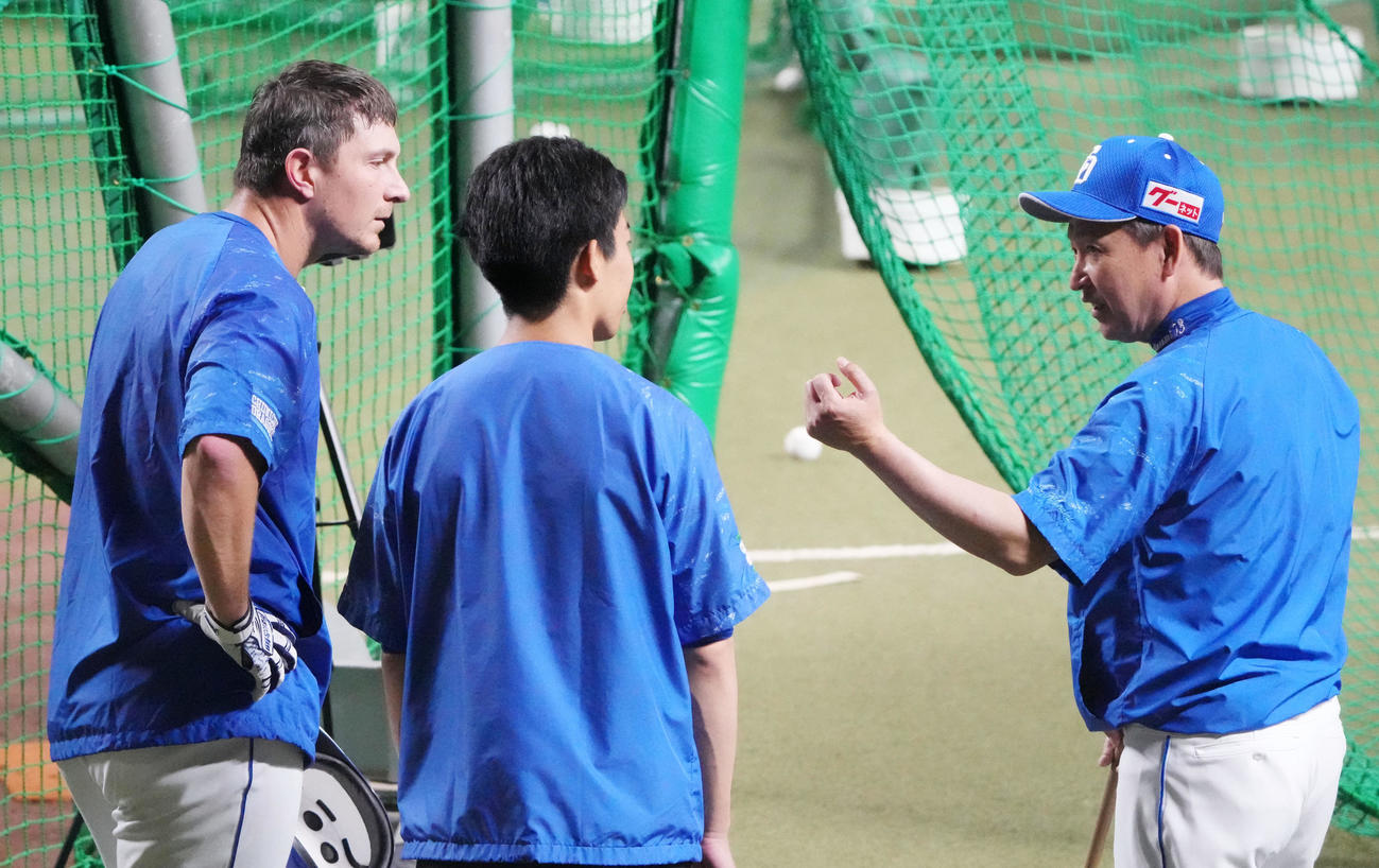 ディカーソンと言葉を交わす立浪監督（右）（撮影・森本幸一）