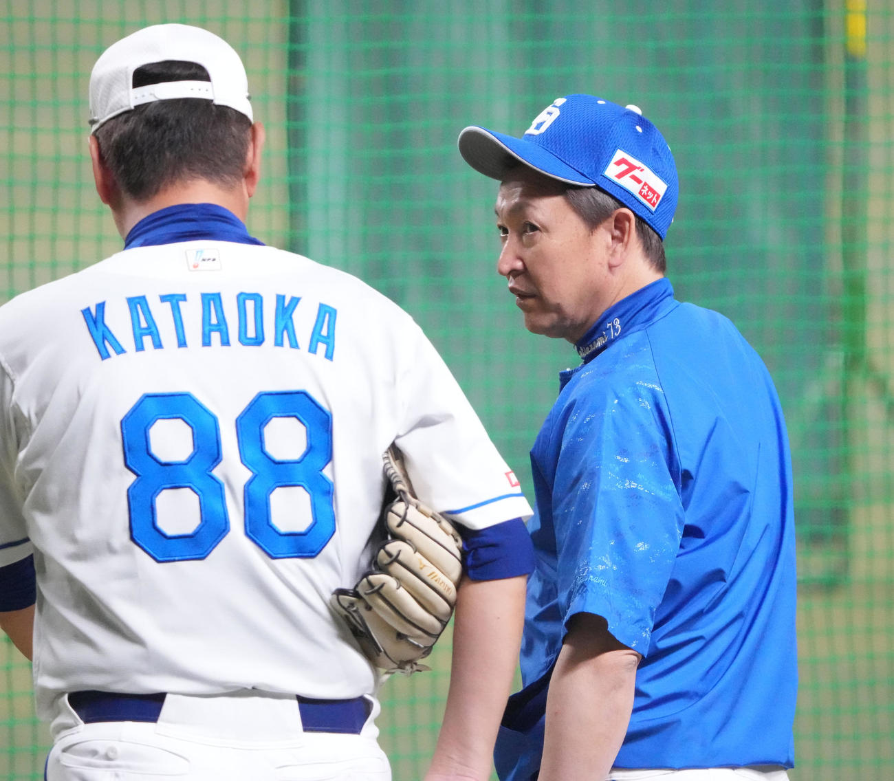 練習を見ながら片岡ヘッドコーチと言葉を交わす立浪監督（右）（撮影・森本幸一）