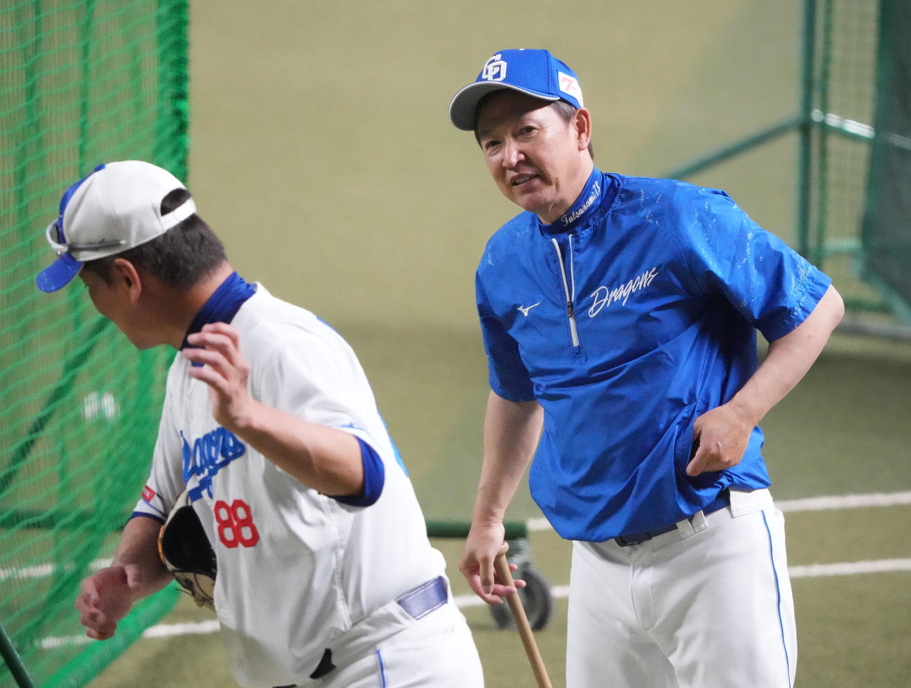 練習を見ながら片岡ヘッドコーチと言葉を交わす立浪監督（右）（撮影・森本幸一）