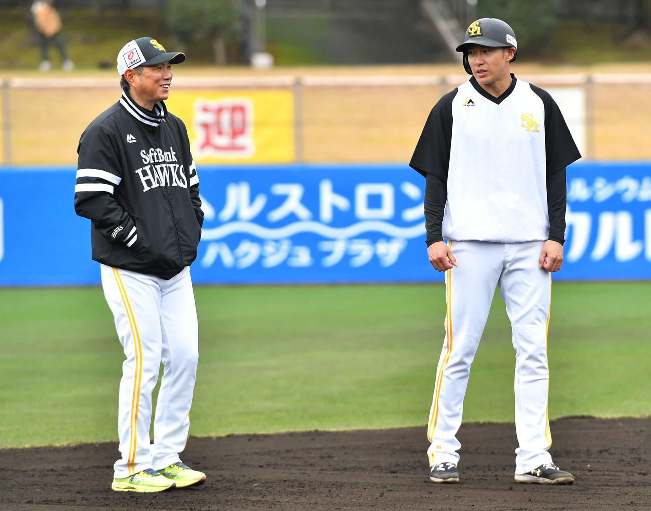 柳田（右）と談笑するソフトバンク小久保監督（2024年2月3日撮影）