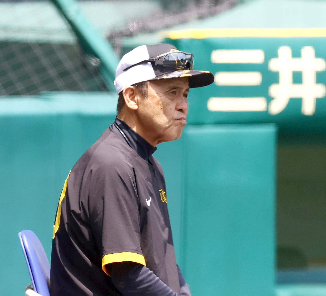 岡田監督（右）は厳しい表情でケース打撃を確認する。左は安藤投手コーチ（撮影・上山淳一）
