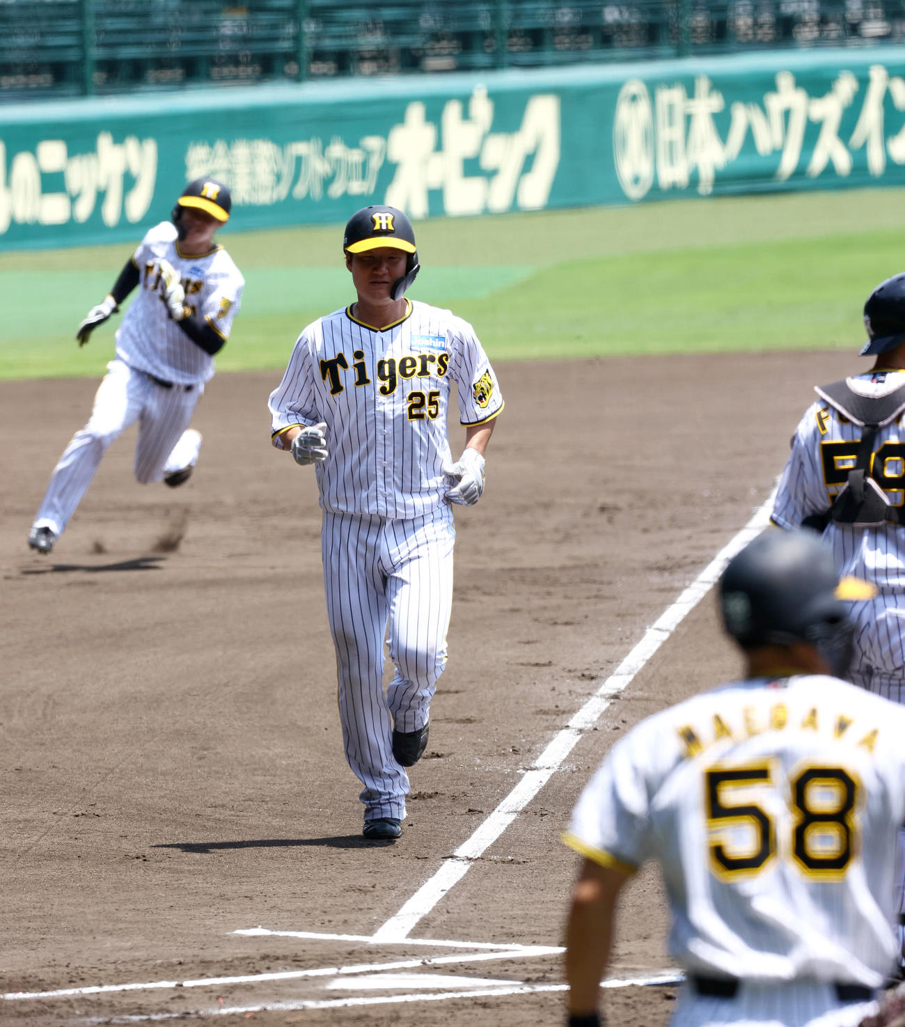 ケース打撃で生還する三走渡辺。左は二走中野（撮影・上山淳一）