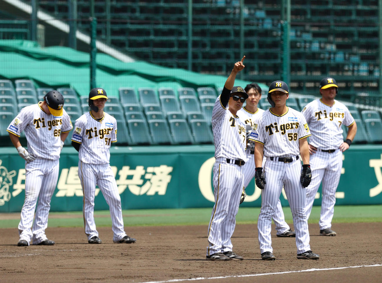 ケース打撃で藤本内野守備走塁コーチ（手前左）の話を聞く三走前川（撮影・上山淳一）