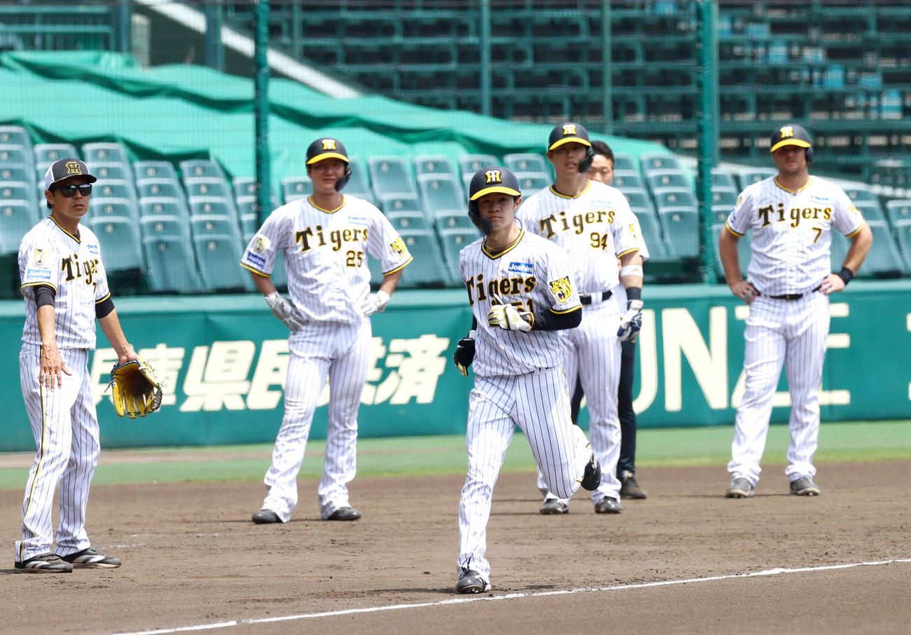 ケース打撃で本塁に向かう中野（手前）ら（撮影・上山淳一）