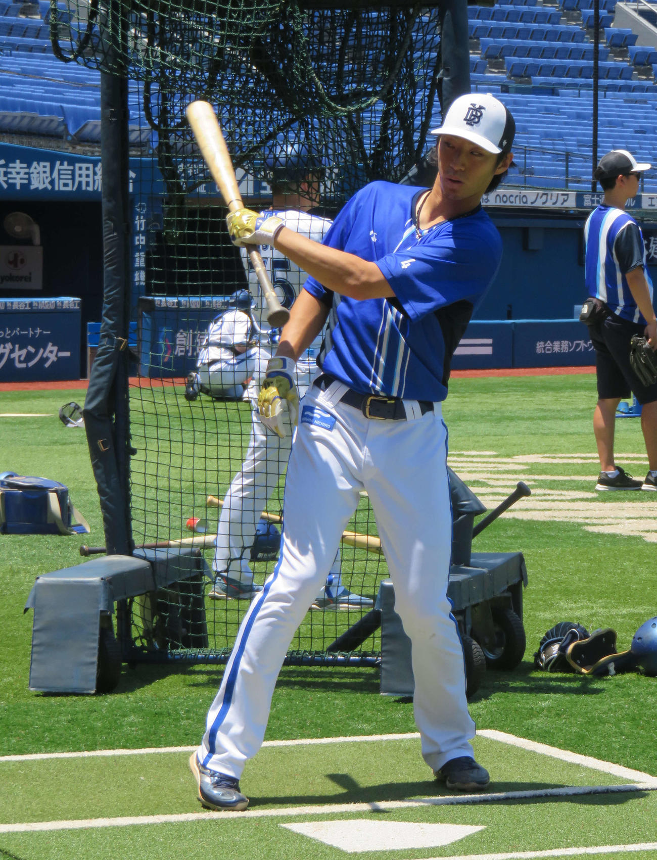 片手でティー打撃を行うDeNA度会