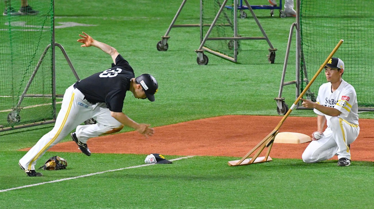 本多コーチ（右）と盗塁練習を行う広瀬（撮影・岩下翔太）