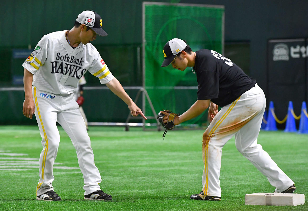 本多コーチ（左）と盗塁のベースカバー守備練習を行う広瀬（撮影・岩下翔太）