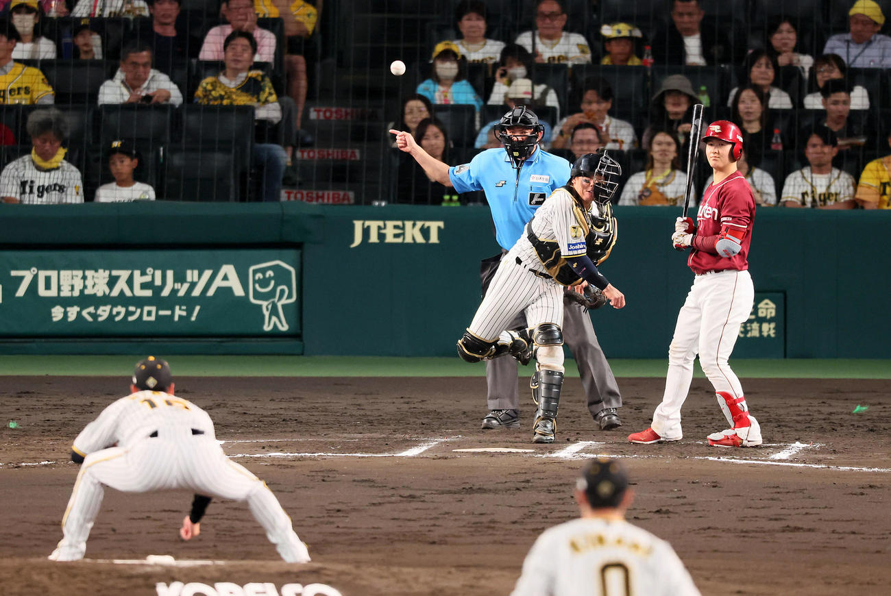 阪神対楽天　6回表楽天2死一塁、梅野は打者太田のとき一塁走者小深田大翔の二塁盗塁を刺す。投手は西勇（2024年6月6日撮影）