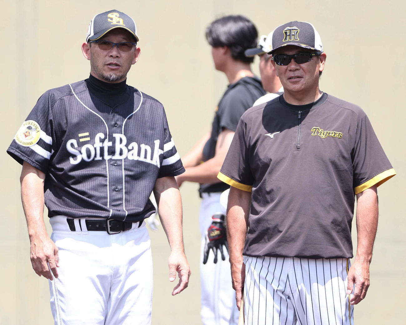 阪神和田2軍監督（右）と話すソフトバンク関川コーチ（撮影・西尾就之）
