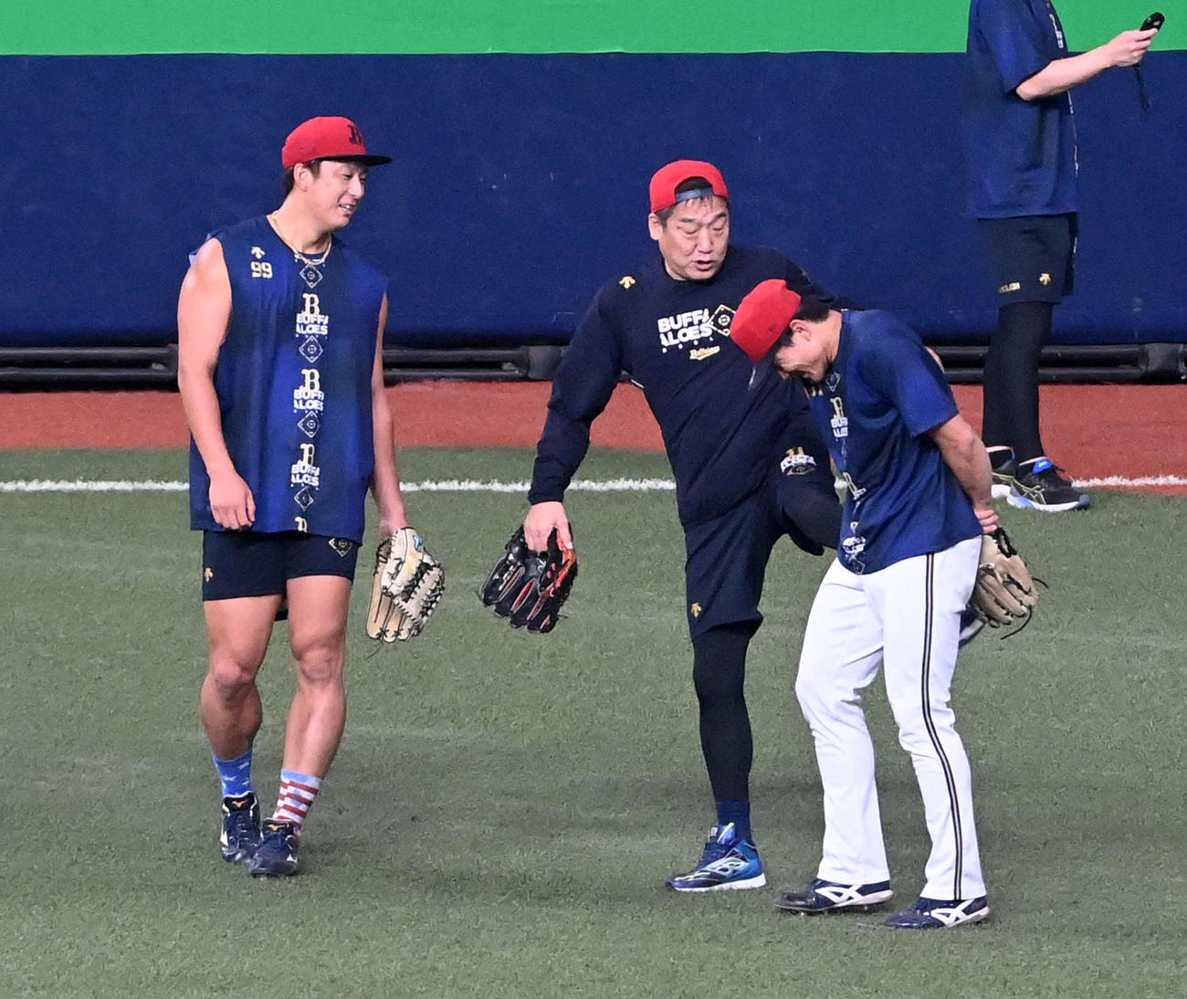 茶野（右）にキックをする中嶋監督。左は杉本（撮影・前岡正明）