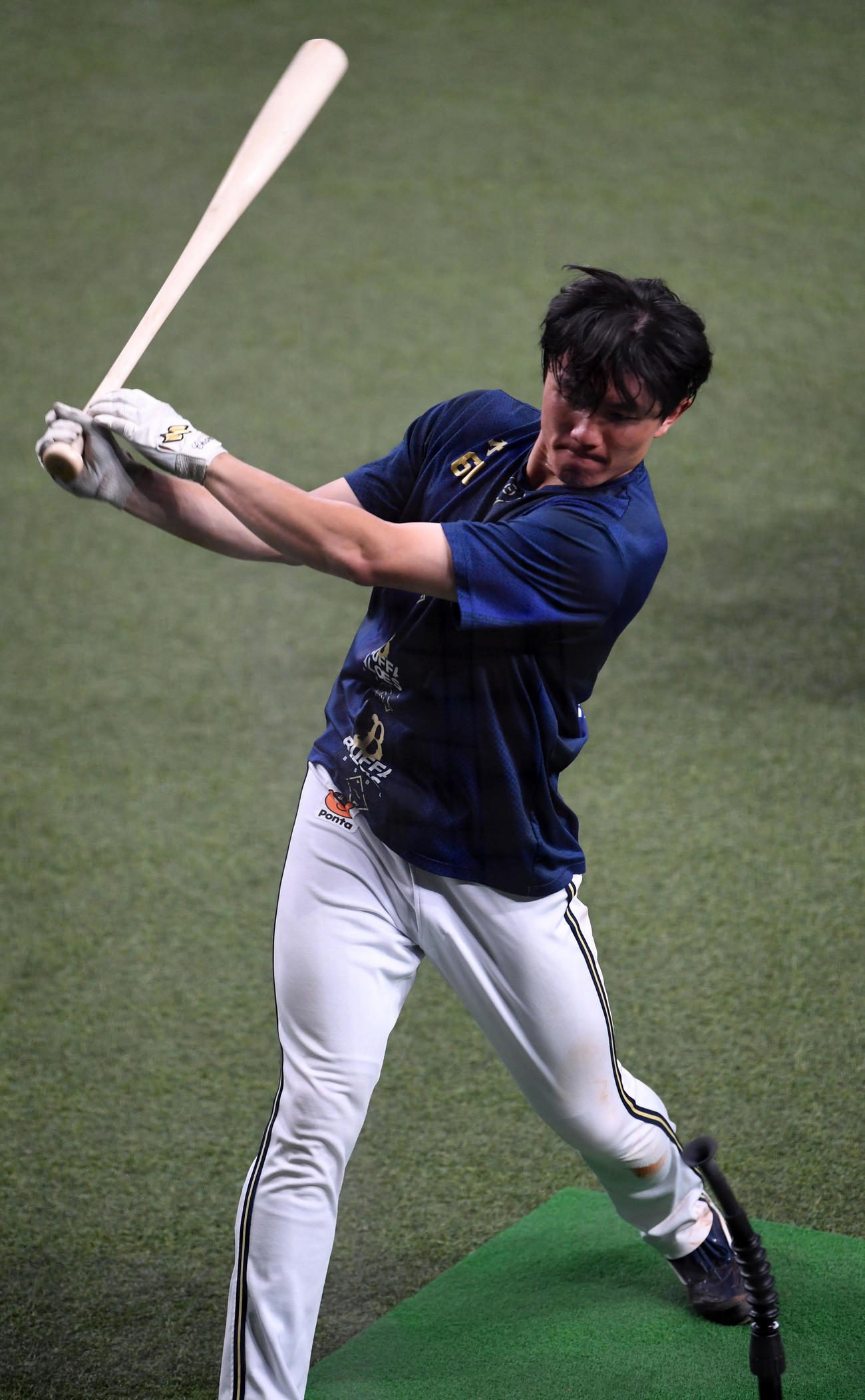 ティー打撃を行う茶野（撮影・前岡正明）