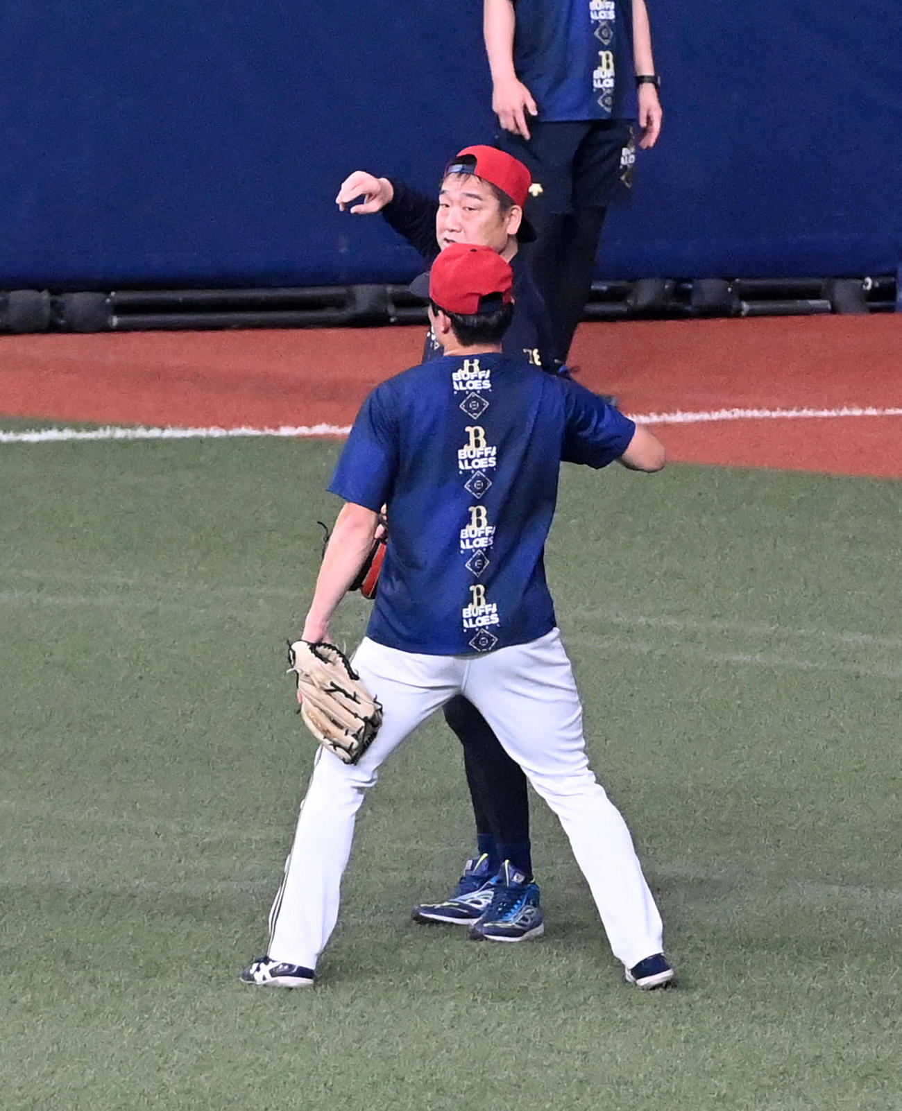 茶野（背中）に送球の指導をする中嶋監督（撮影・前岡正明）