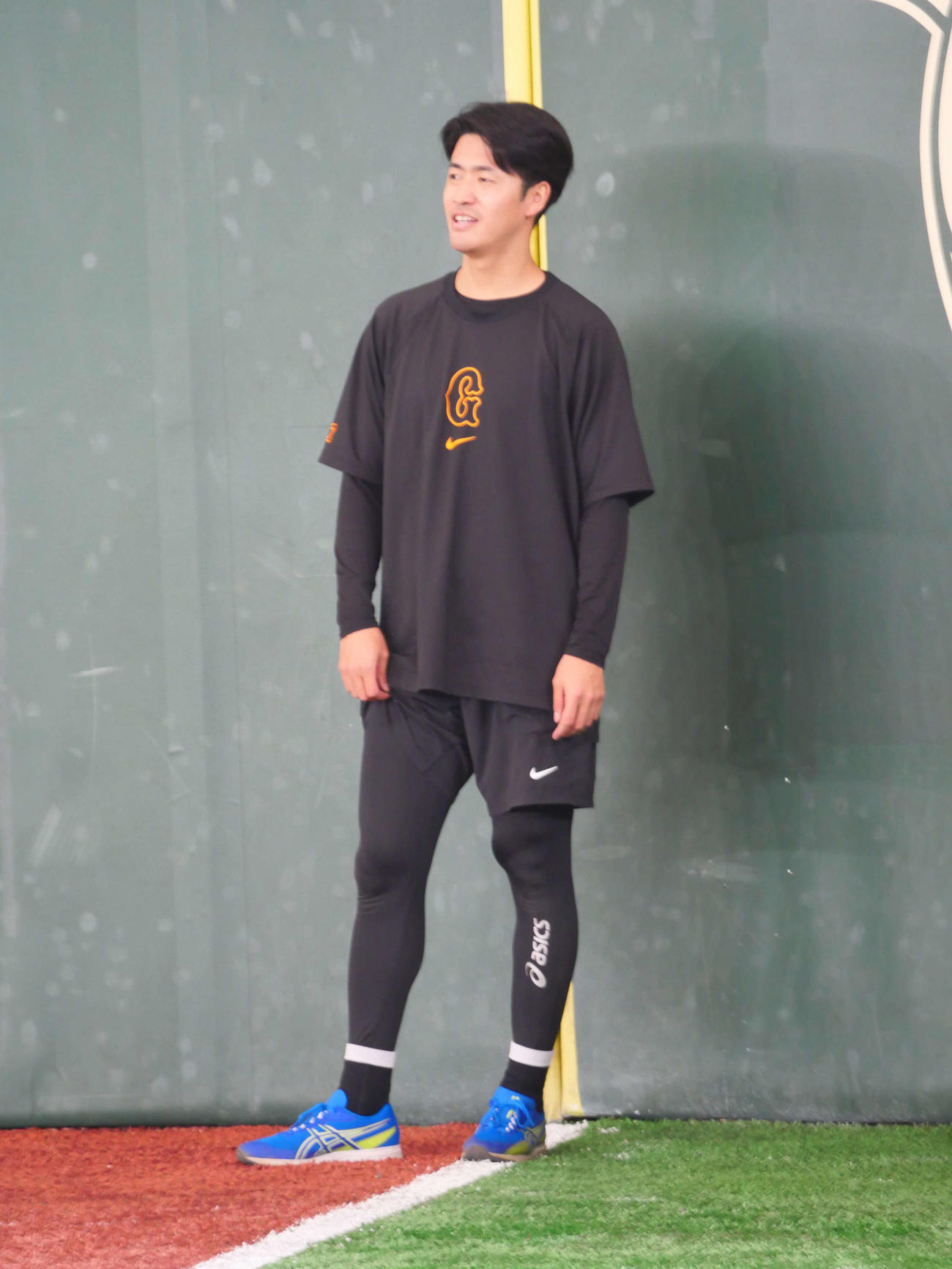 笑顔を見せる巨人西舘（撮影・上田悠太）