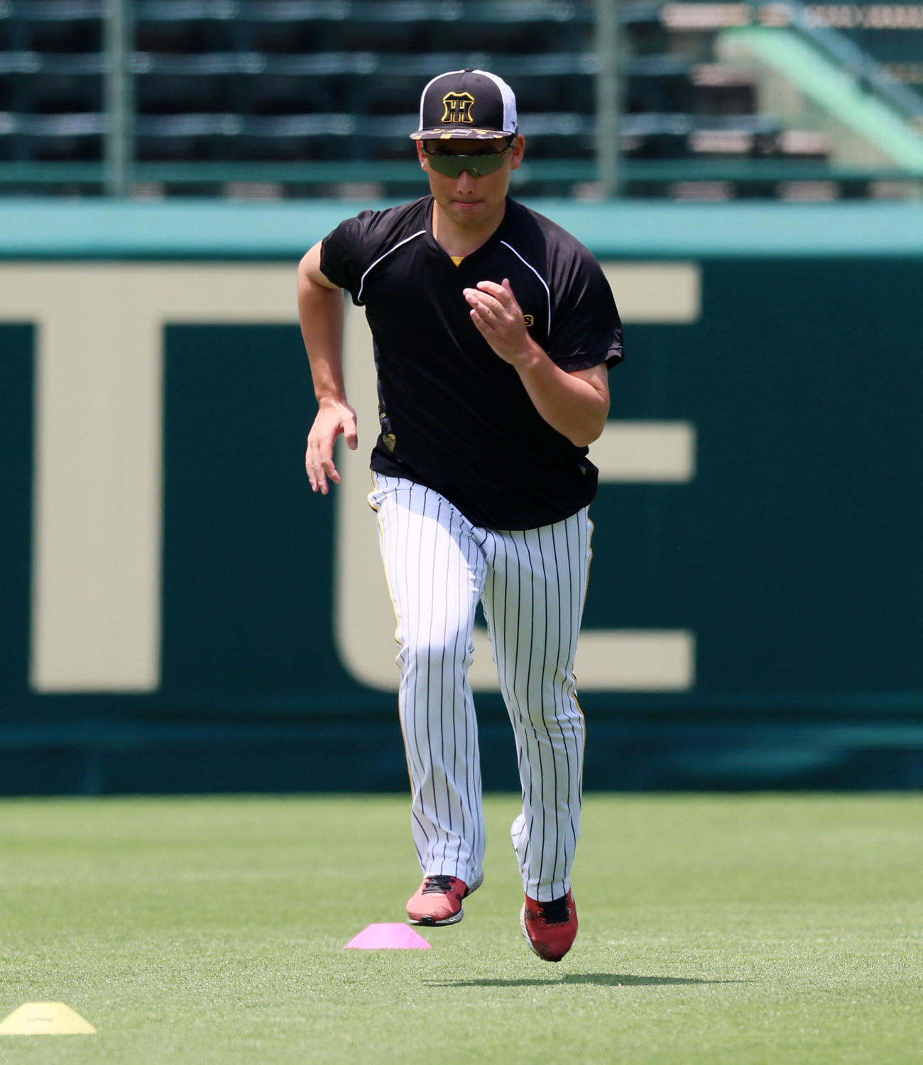 練習でダッシュする岩崎（撮影・加藤哉）