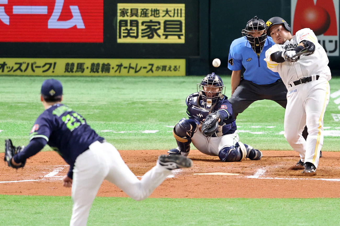 ソフトバンク対ヤクルト　7回裏ソフトバンク無死一、二塁、山川は中前に適時打を放つ。投手吉村（2024年6月11日撮影）