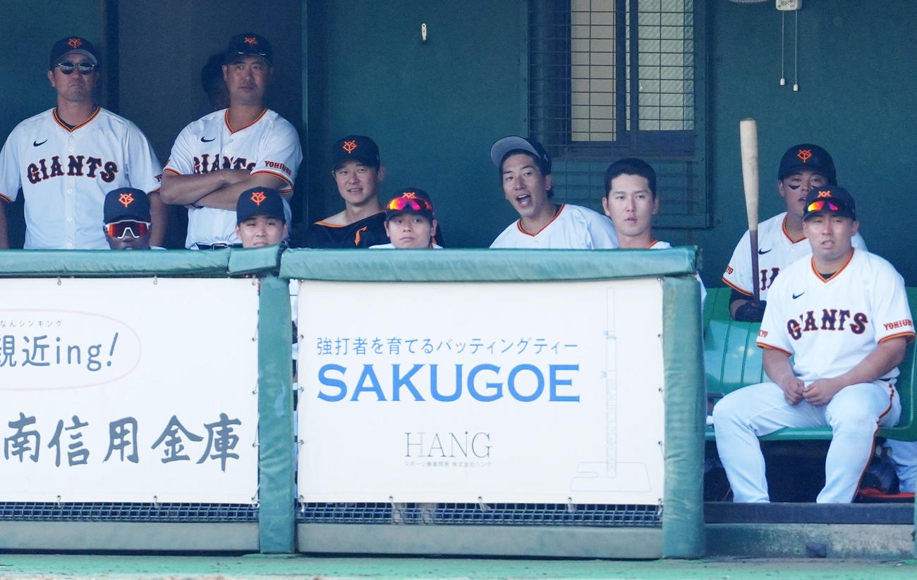 プロ・アマ交流戦　巨人対セガサミー　9回裏、ベンチから戦況を見つめる巨人大勢（右から4人目）ら（撮影・江口和貴）