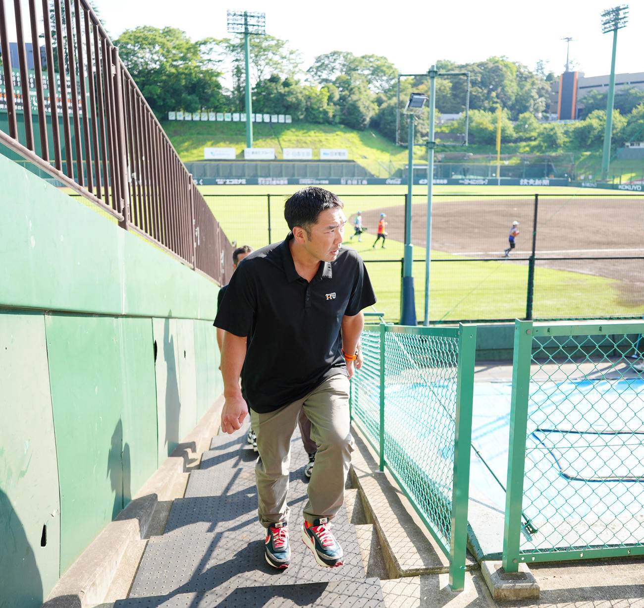 セガサミーとプロ・アマ交流戦を視察後、引き揚げる巨人阿部監督（撮影・江口和貴）
