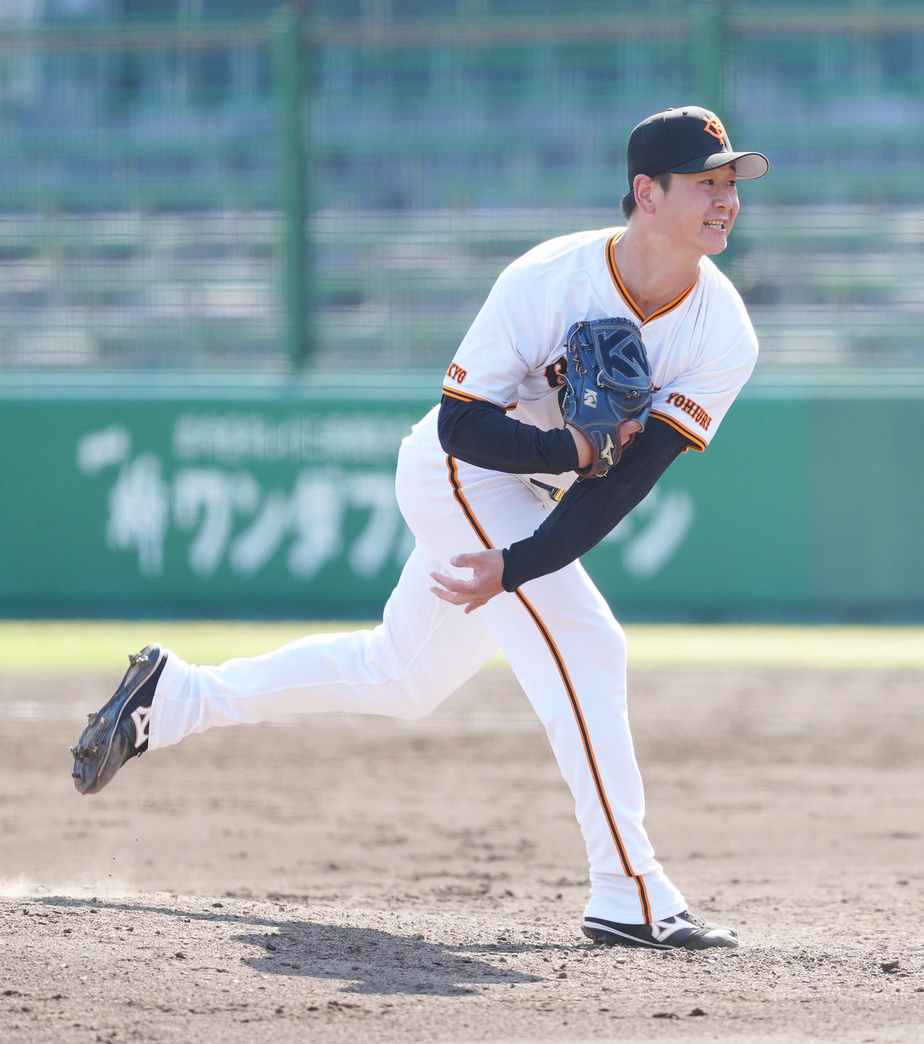セガサミーとのプロ・アマ交流戦で登板する巨人5番手の中川（撮影・江口和貴）