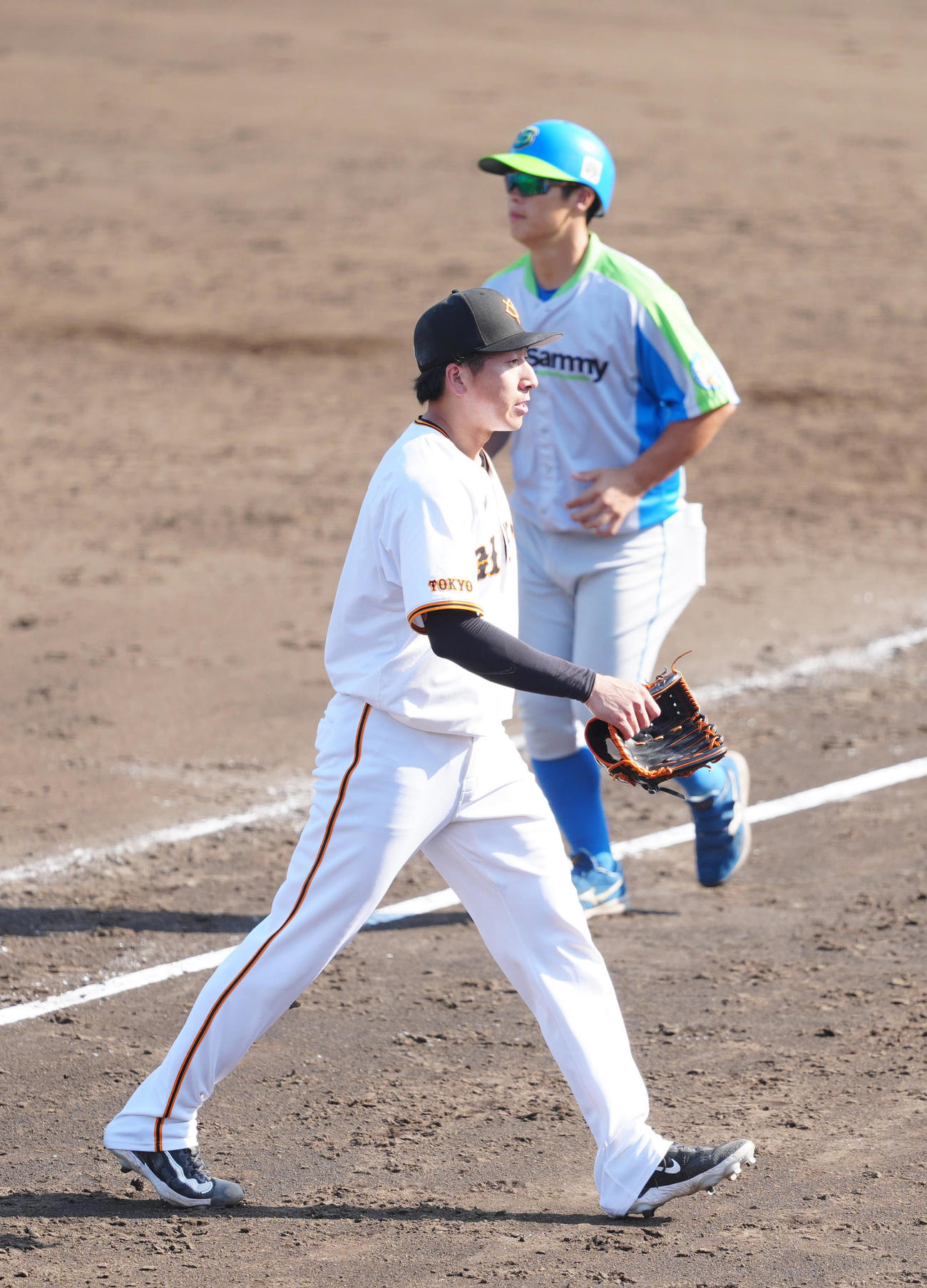 プロ・アマ交流戦　巨人対セガサミー　9回表終了後、ベンチに引き揚げる巨人6番手の大勢（撮影・江口和貴）