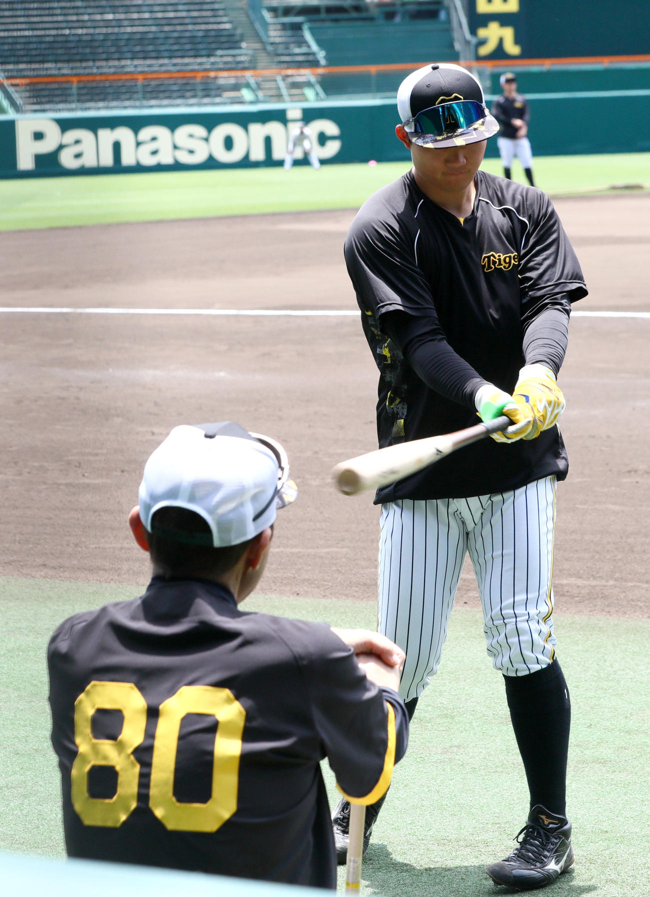 森下（右）は岡田監督からアドバイスを受けバットを振る（撮影・上山淳一）