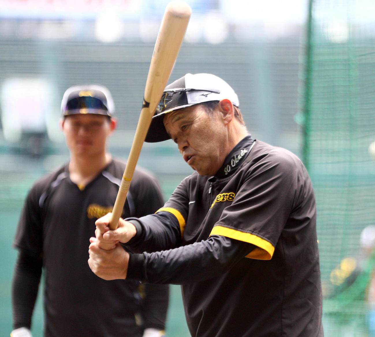 岡田監督（手前）はトス打撃で森下にアドバイスする（撮影・上山淳一）