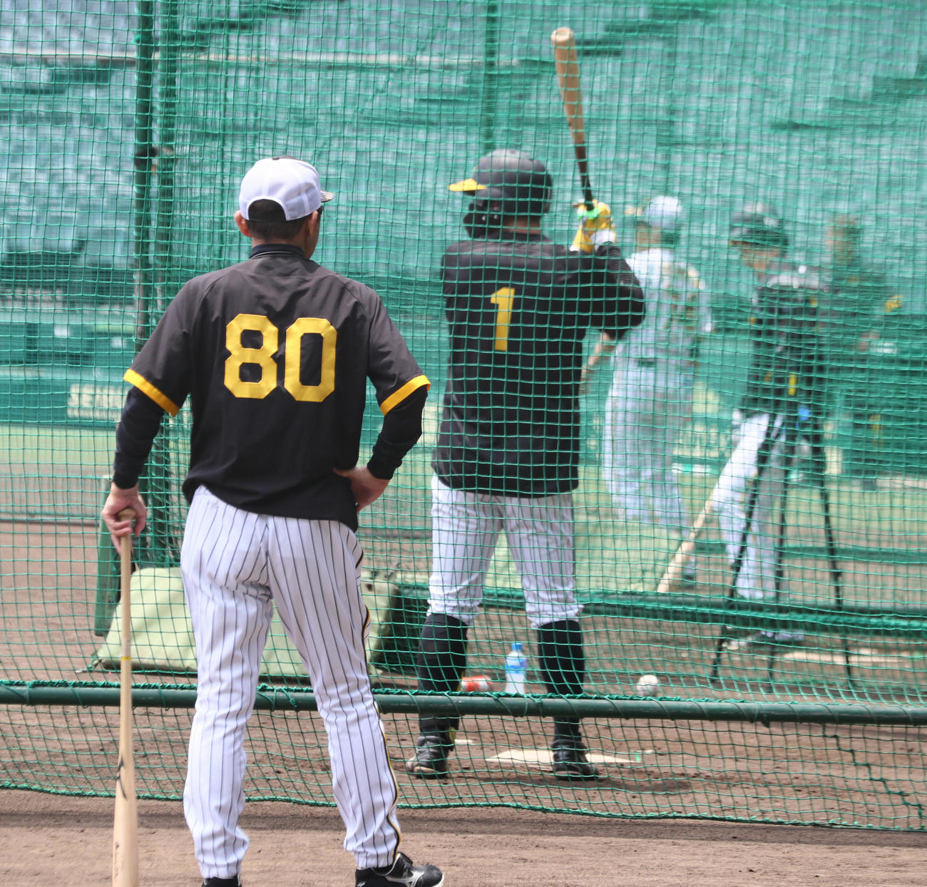 岡田監督（手前）は森下のフリー打撃を確認する（撮影・上山淳一）