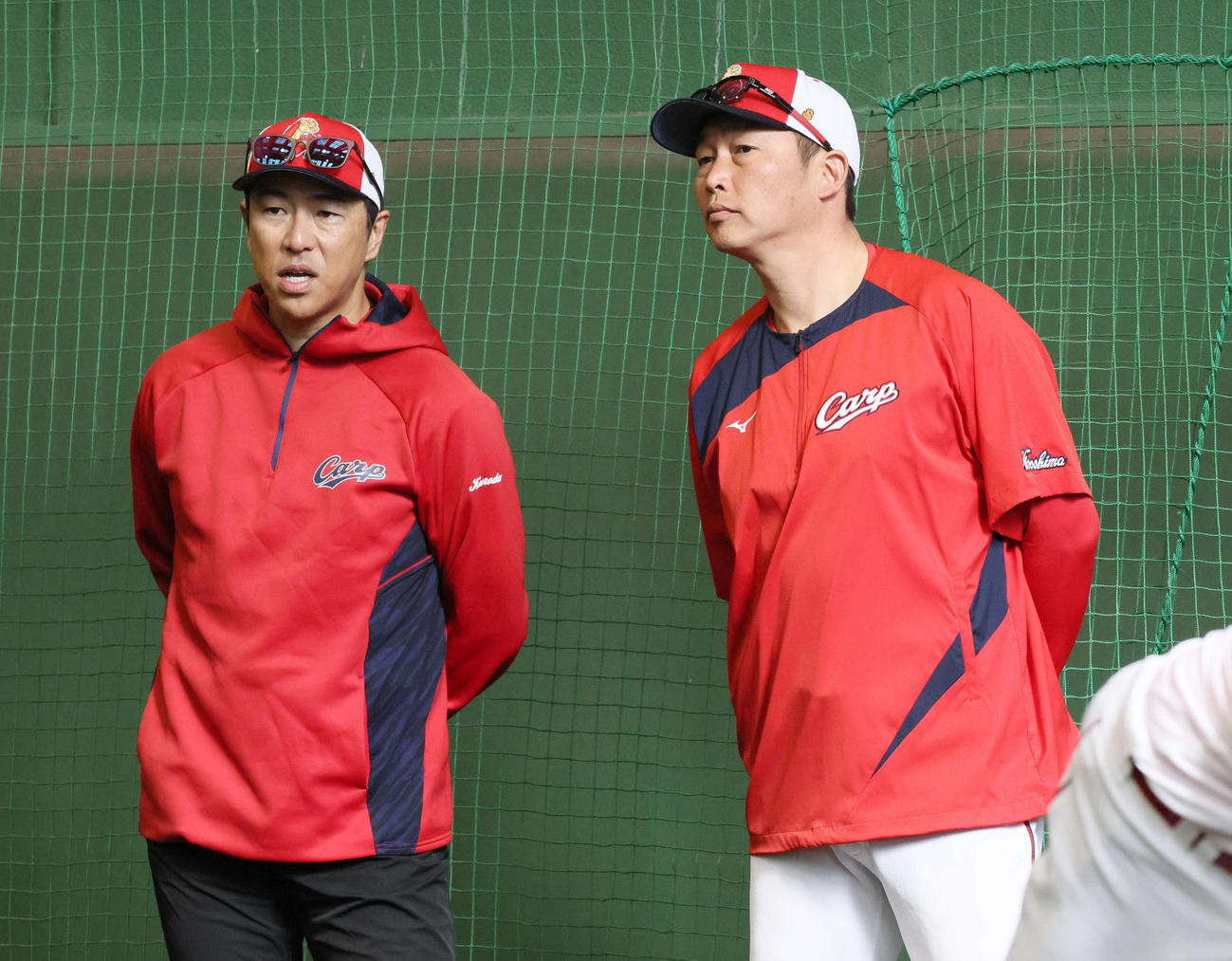 2月、春季キャンプで新井監督（右）と話し合う黒田球団アドバイザー