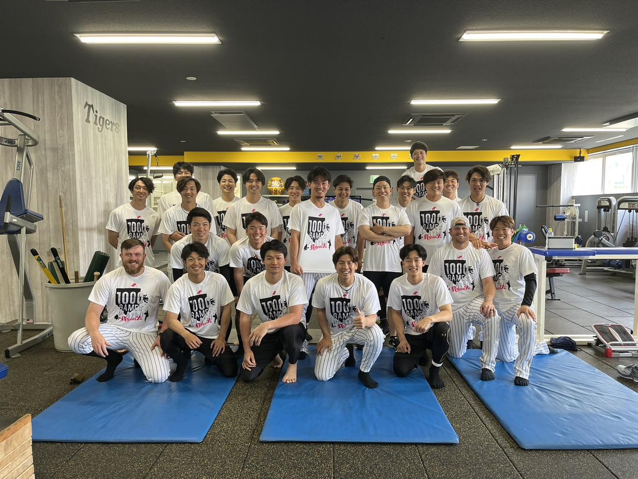 自身の通算1000試合出場を記念したTシャツを着用する阪神梅野とチームメイト（インスタグラムより）