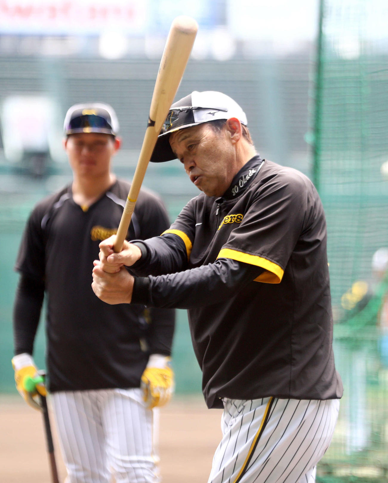 阪神岡田監督（手前）はトス打撃で森下にアドバイスする（撮影・上山淳一）