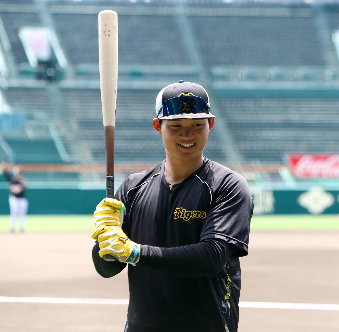 岡田監督からアドバイスを受け笑顔を見せる森下（撮影・上山淳一）