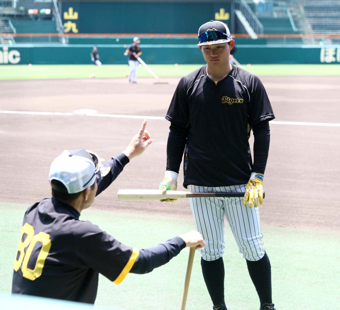 森下（右）は岡田監督の打撃指導に聞き入る（撮影・上山淳一）