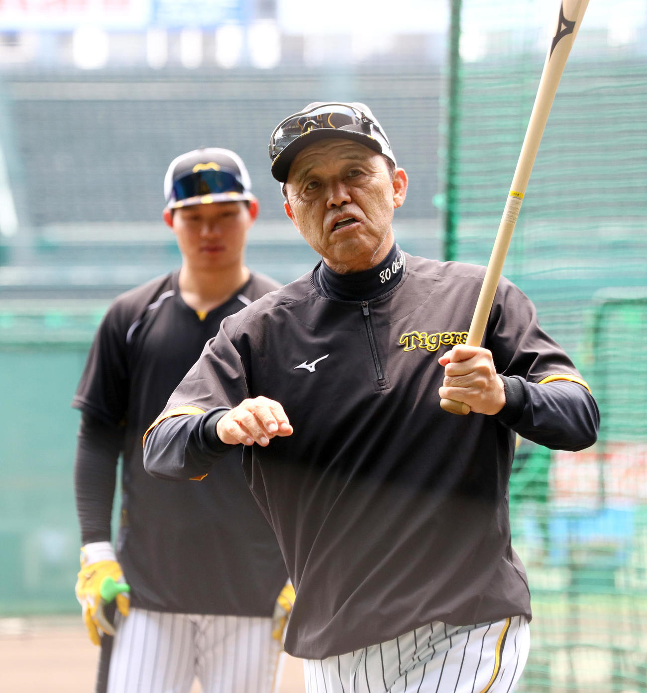 バットを振る岡田監督。後方は森下（撮影・上山淳一）