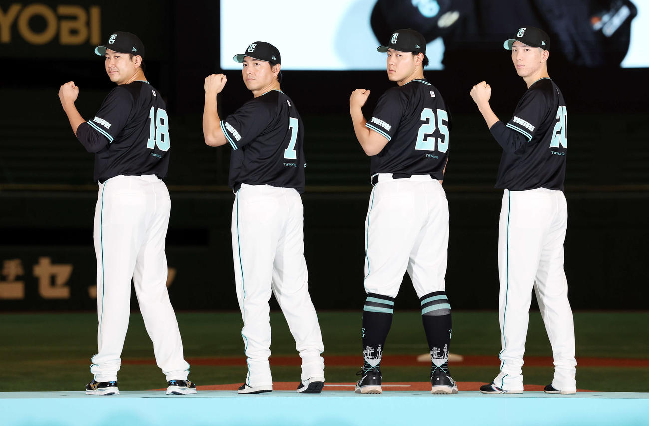 ティファニー特別ユニホームを披露する、左から巨人菅野、長野、岡本和、戸郷（撮影・鈴木正人）