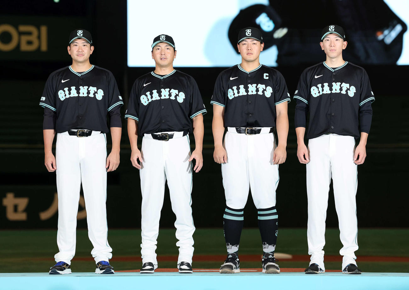 ティファニー特別ユニホームを披露する、左から巨人菅野、長野、岡本和、戸郷（撮影・鈴木正人）