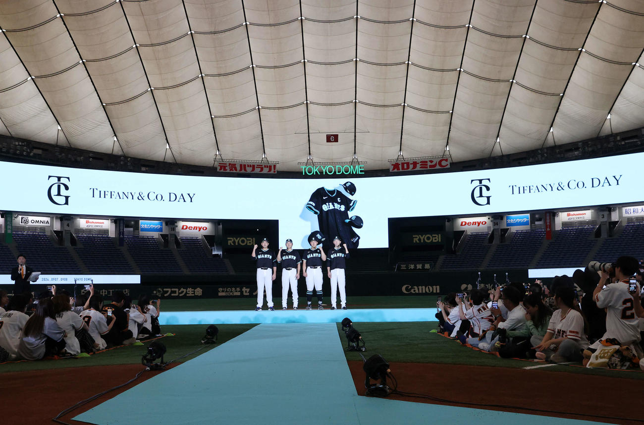 ティファニー特別ユニホームを披露する、左から巨人菅野、長野、岡本和、戸郷（撮影・鈴木正人）