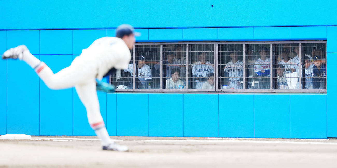 侍ジャパン大学日本代表選考合宿　紅白戦の第1試合を見つめる選手たち（撮影・江口和貴）