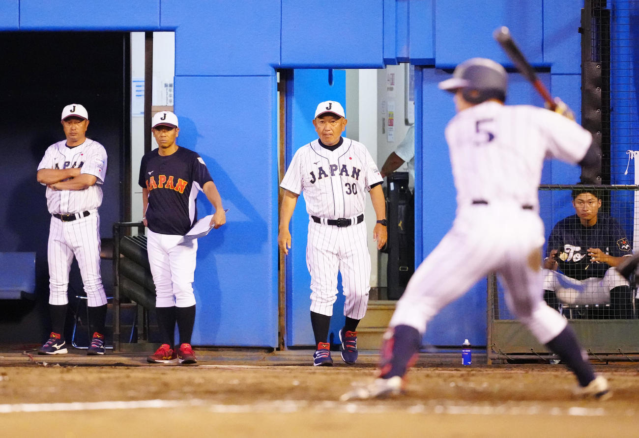 紅白戦を見つめる堀井監督（左から3人目）（撮影・江口和貴）